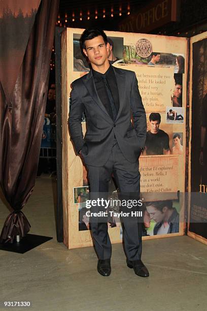 Taylor Lautner attends the New Moon's Regal Benefit screening at Regal Cinemas the Pinnacle 18 on November 17, 2009 in Knoxville, Tennessee.