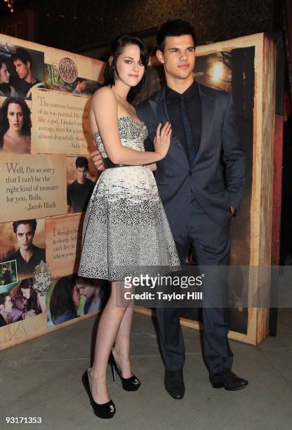 Kristen Stewart and Taylor Lautner attend the New Moon's Regal Benefit screening at Regal Cinemas the Pinnacle 18 on November 17, 2009 in Knoxville,...