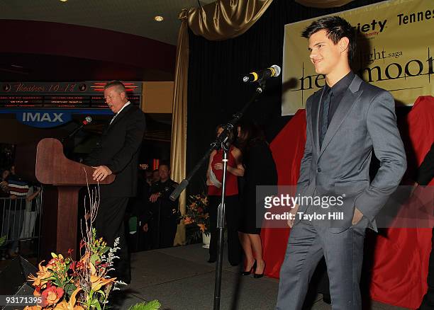 Taylor Lautner attends the New Moon's Regal Benefit screening at Regal Cinemas the Pinnacle 18 on November 17, 2009 in Knoxville, Tennessee.