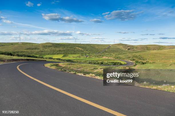 高速道路の美しい自然風景の中 - 一重黄線 ストックフォトと画像