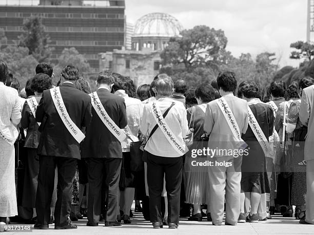 peace park memorial, hiroshima - japanse-overgave stockfoto's en -beelden