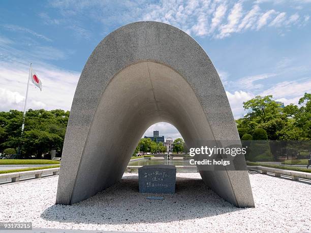 parc mémorial de la paix d'hiroshima - memorial service photos et images de collection