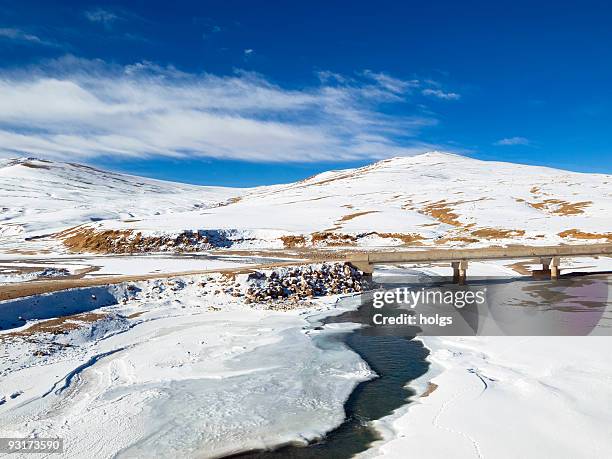 tibetische landschaft - lhasa stock-fotos und bilder