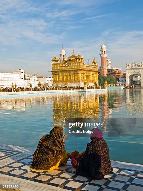 goldener tempel, amritsar, indien - amritsar stock-fotos und bilder