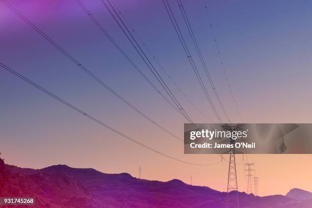 electricity pylons at sunset - 電源供應器 個照片及圖片檔