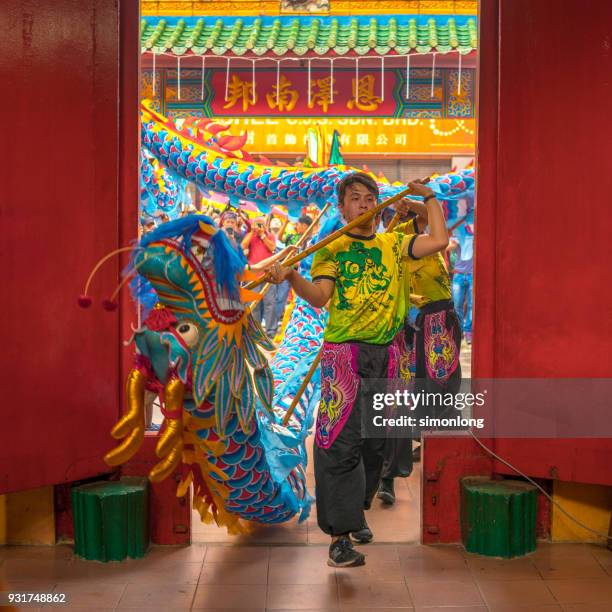 dragon dance performance during chinese new year in kuala lumpur, malaysia - figure animale photos et images de collection