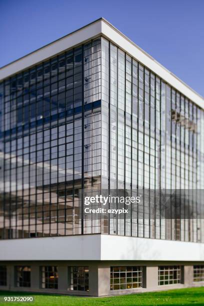 bauhaus dessau - vooraanzicht windows - dessau stockfoto's en -beelden