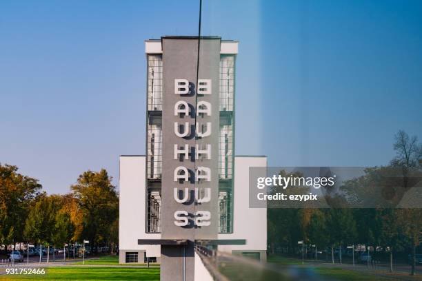 bauhaus dessau zeichen gespiegelt - bauhaus stock-fotos und bilder