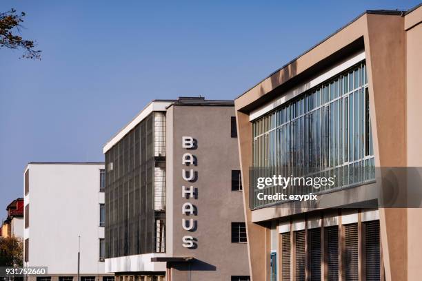 bauhaus dessau - zijaanzicht - dessau stockfoto's en -beelden