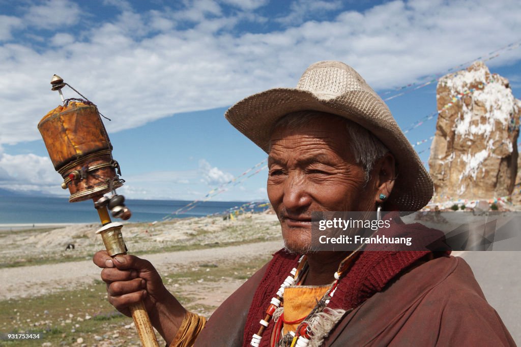 Tibetische Männer mit buddhistische Gebetsmühle
