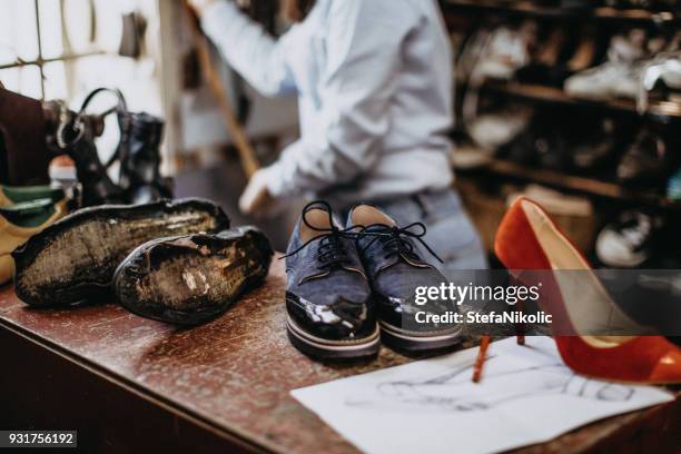 weibliche schuhmacher arbeiten im shop - shoe repair stock-fotos und bilder
