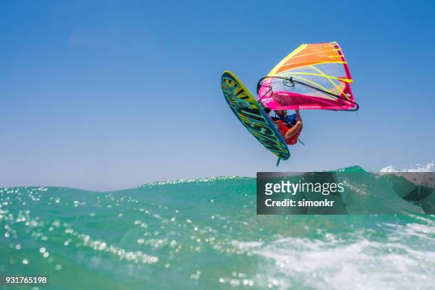 windsurf en el mar - windsurfing fotografías e imágenes de stock