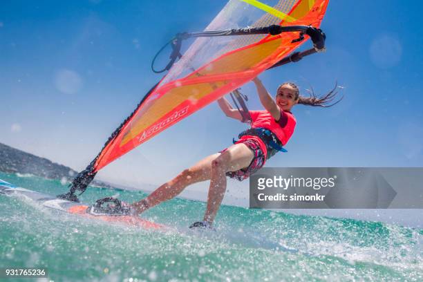 windsurfen op zee - windsurf stockfoto's en -beelden