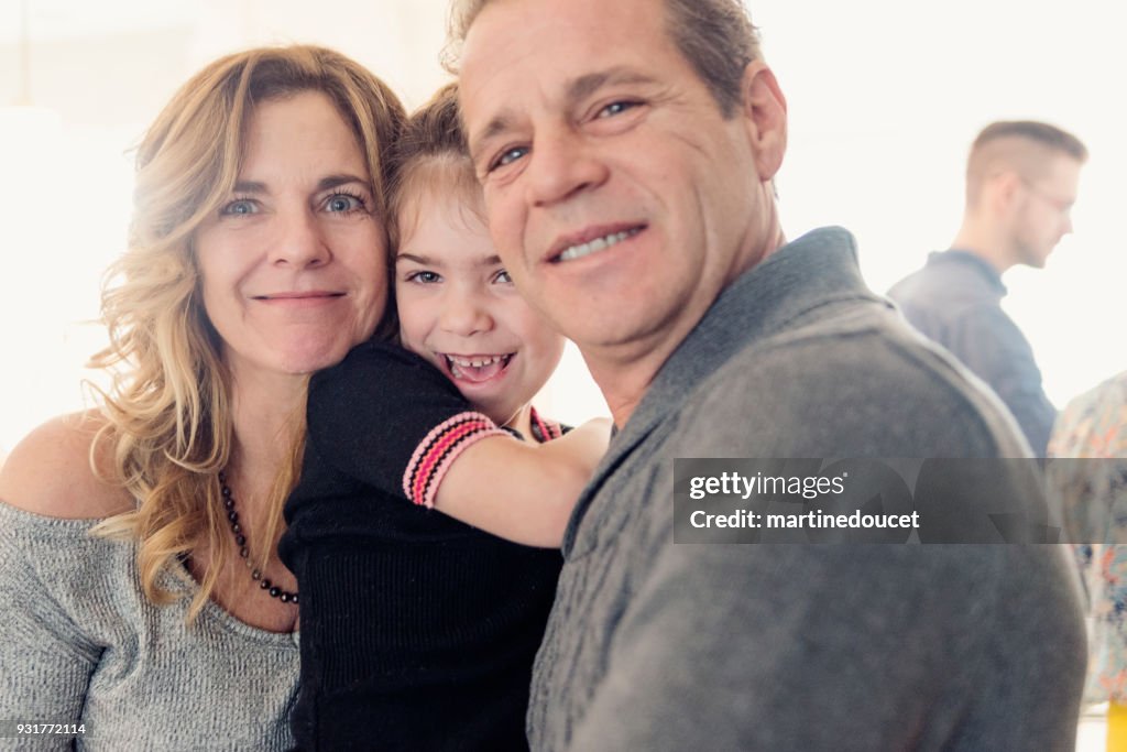 Retrato de pareja de abuelos con nieta.