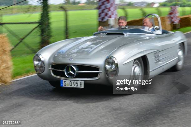 梅賽德斯-賓士 300 sls 跑車經典輕型賽車行駛在鄉間小路上 - mercedes benz 300sl gullwing 個照片及圖片檔