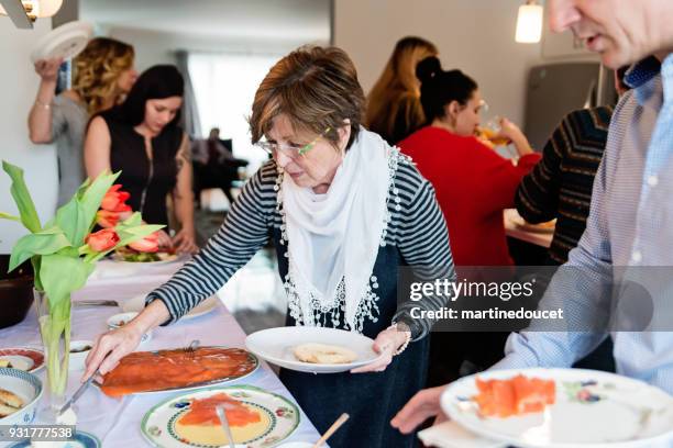 familienangehörigen, sich am tisch brunch auf familientreffen. - räucherlachs stock-fotos und bilder