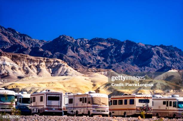 motorhomes parked in the desert in death valley national park, california usa - camp site stock-fotos und bilder