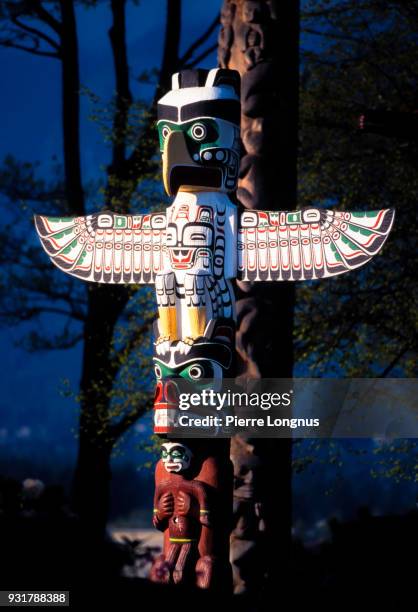 thunderbird house post totem pole in stanley park, vancouver, bc, canada - totem imagens e fotografias de stock