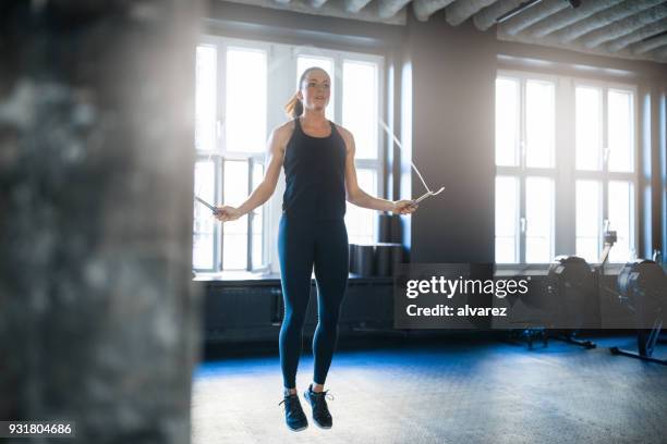 sportig kvinna gör träning med hopprep i gymmet - jump rope bildbanksfoton och bilder