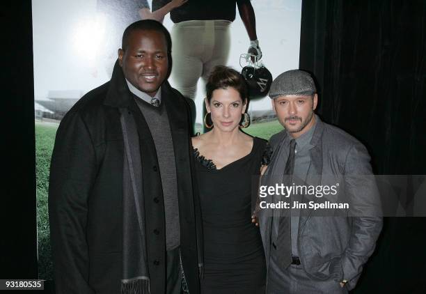 Actor Quinton Aaron, Sandra Bullock and Tim McGraw attend "The Blind Side" premiere at the Ziegfeld Theatre on November 17, 2009 in New York City.