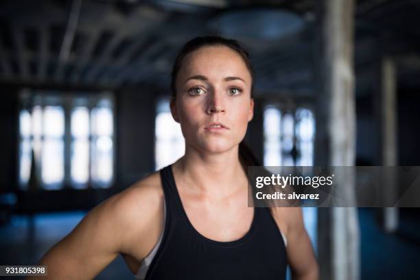 close-up portrait von ermittelten sportler im fitness-studio - sportlerin stock-fotos und bilder