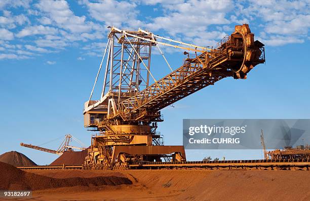 reclaimer on iron ore site - metal ore bildbanksfoton och bilder