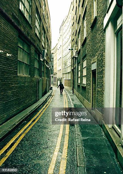 narrow  street in east london - east london fotografías e imágenes de stock