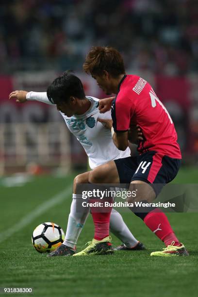 Ratthanakorn Maikami of Buriram United controls the ball under pressure of Yusuke Maruhashi of Cerezo Osaka during the AFC Champions League Group G...