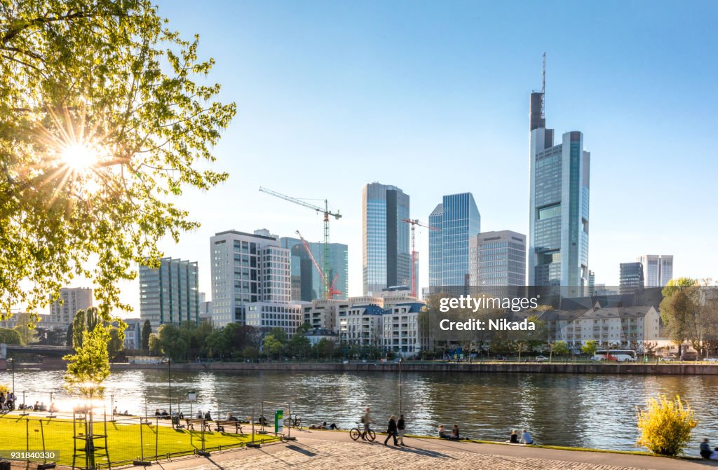 Frankfurts skyline med sol