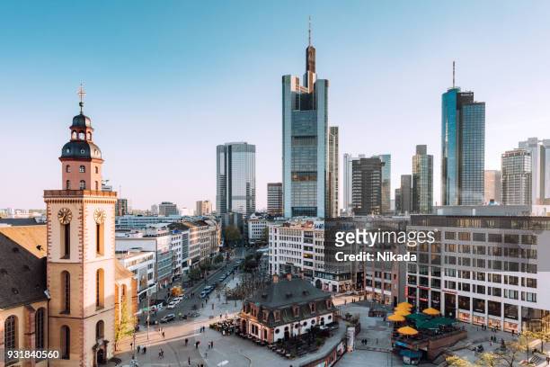 de skyline van frankfurt met st. catherines church, hauptwache en financiële district - germany stockfoto's en -beelden