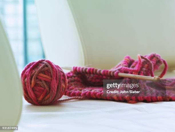 ball of wool and knitting on chair - aiguille à tricoter photos et images de collection