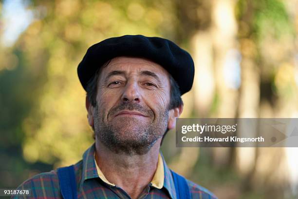 frenchman wearing a beret. - bereit photos et images de collection