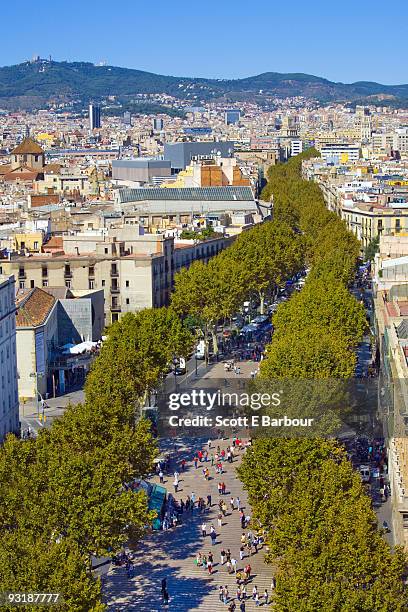 aerial view of people shopping on la rambla - las ramblas fotografías e imágenes de stock