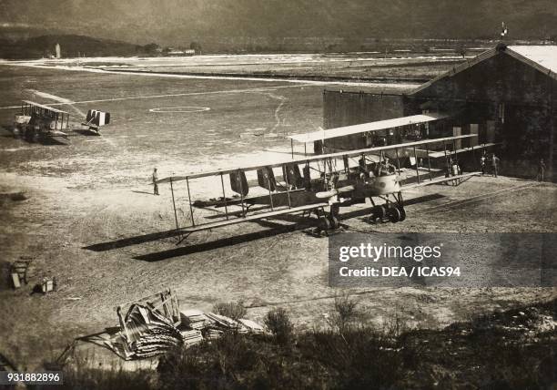 An Italian triplane bomber Caproni Ca 33 in an airfield, World War I, Italy, 20th century.