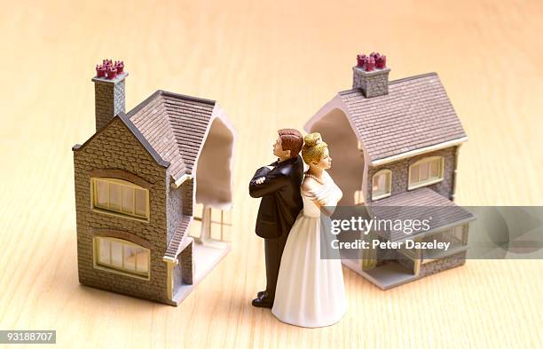 divorce settlement house cut in half. - divorce photos et images de collection