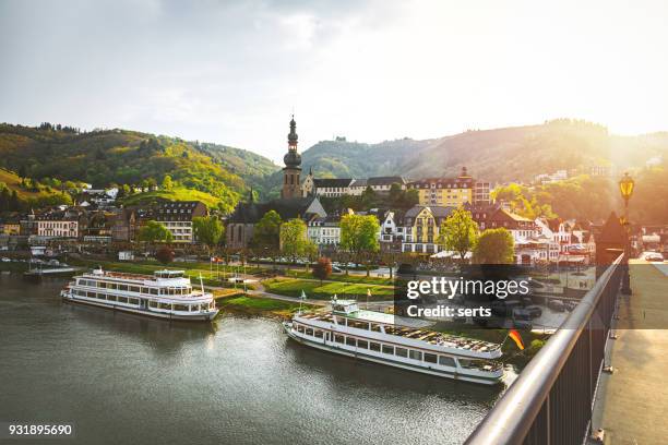 stadsgezicht van cochem en de rivier de moezel, duitsland - rijnland palts stockfoto's en -beelden