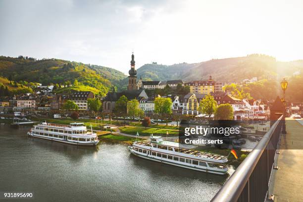 stadsbilden i cochem och floden mosel, tyskland - european spring bildbanksfoton och bilder