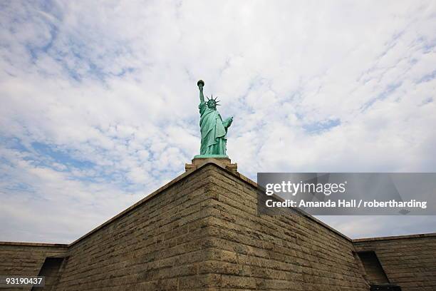 the statue of liberty, liberty island, new york city, new york, usa - liberty eiland stockfoto's en -beelden