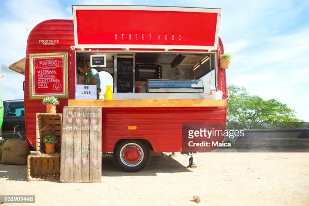 carro rojo alimentos - furgón de comida fotografías e imágenes de stock