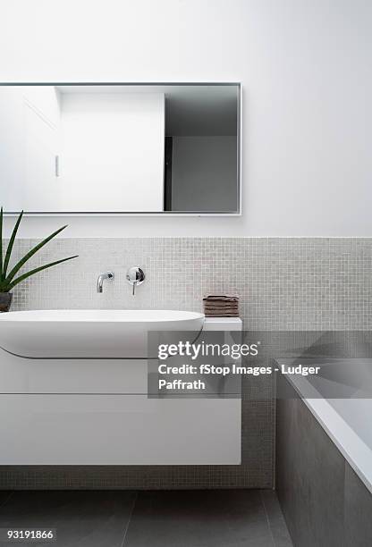 a modern bathroom - banheiro doméstico - fotografias e filmes do acervo