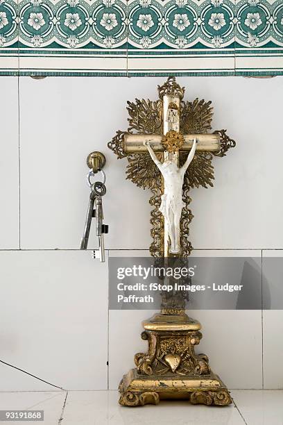 crucifix and keys on a mantle - oggetto religioso foto e immagini stock