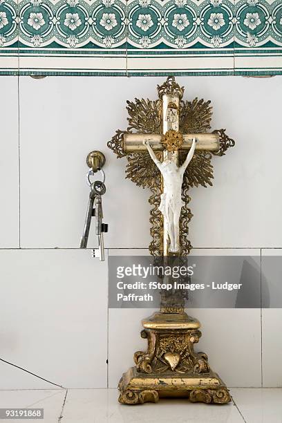 crucifix and keys on a mantle - objeto religioso - fotografias e filmes do acervo