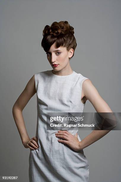 a young woman posing with hands on hips - beehive hair 個照片及圖片檔