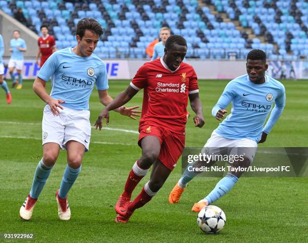 Bobby Adekanye of Liverpool and Eric Garcia and Tom Dele-Bashiru of Manchester City in action during the Manchester City v Liverpool UEFA Youth...