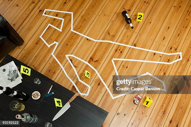 crime scene - contorno de tiza fotografías e imágenes de stock