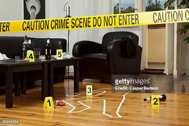 crime scene - silhouette à la craie photos et images de collection