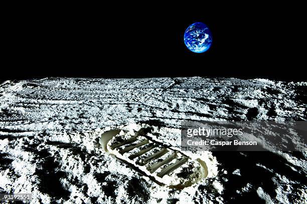 a footprint on the moon - empreinte de pas photos et images de collection