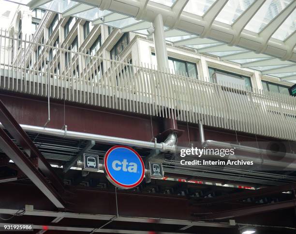 Cta Sign Cta Station Photos and Premium High Res Pictures - Getty Images