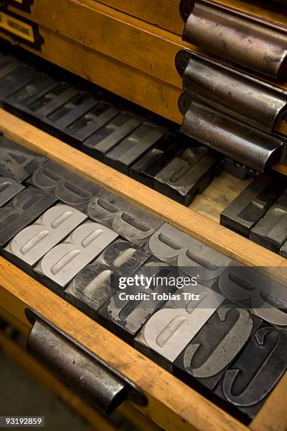 metal letterpress letters in a drawer - drucktype stock-fotos und bilder