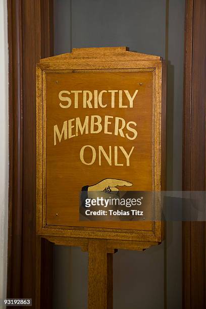 wooden sign stating strictly members only - privat skylt bildbanksfoton och bilder